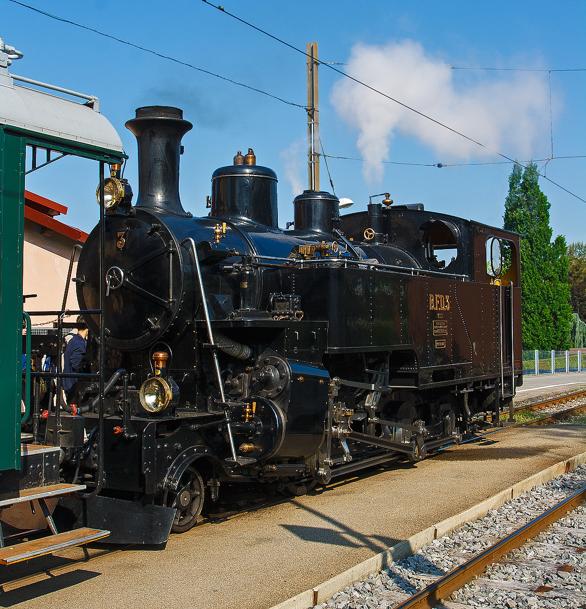 
Es raucht und dampft in Blonay....
Pfingstdampf Festival bei der Museumsbahn Blonay-Chamby - Die HG 3/4 Zahnraddampflok B.F.D.  N° 3  (Brig–Furka–Disentis-Bahn) fährt mit Ihrem Zug am 27.05.2012 vom Bahnhof Blonay weiter nach Vevey hinab. 

Die B.F.D. HG 3/4 ist eine von zehn von der Schweizerische Lokomotiv- und Maschinenfabrik (SLM) gebauten Dampflokomotiven für gemischten Adhäsions- und Zahnradbetrieb für die Brig-Furka-Disentis. Diese hier wurde 1913 unter der Fabriknummer 2317 gebaut.

Neben dieser hier sind noch drei weitere Exemplare bei der Dampfbahn Furka-Bergstrecke (DFB) erhalten, es sind dies die Nr. 1, 4 und 9. Unter der Bezeichnung Back to Switzerland kehrten 1990 die ex B.F.D. 1 und B.F.D.9, sowie Überreste der Nr.2 und 8, aus Vietnam in die Schweiz zurück.

Die HG 3/4 Dampflokomotiven haben vier Zylinder, zwei außenliegende für den  Adhäsionsantrieb und zwei innenliegende für den Zahnradantrieb. Indizierte Leistung beträgt 440 kW, Höchstgeschwindigkeit 45 km/h bei Adhäsionbetrieb und 20 km/h bei Zahnradbetrieb.