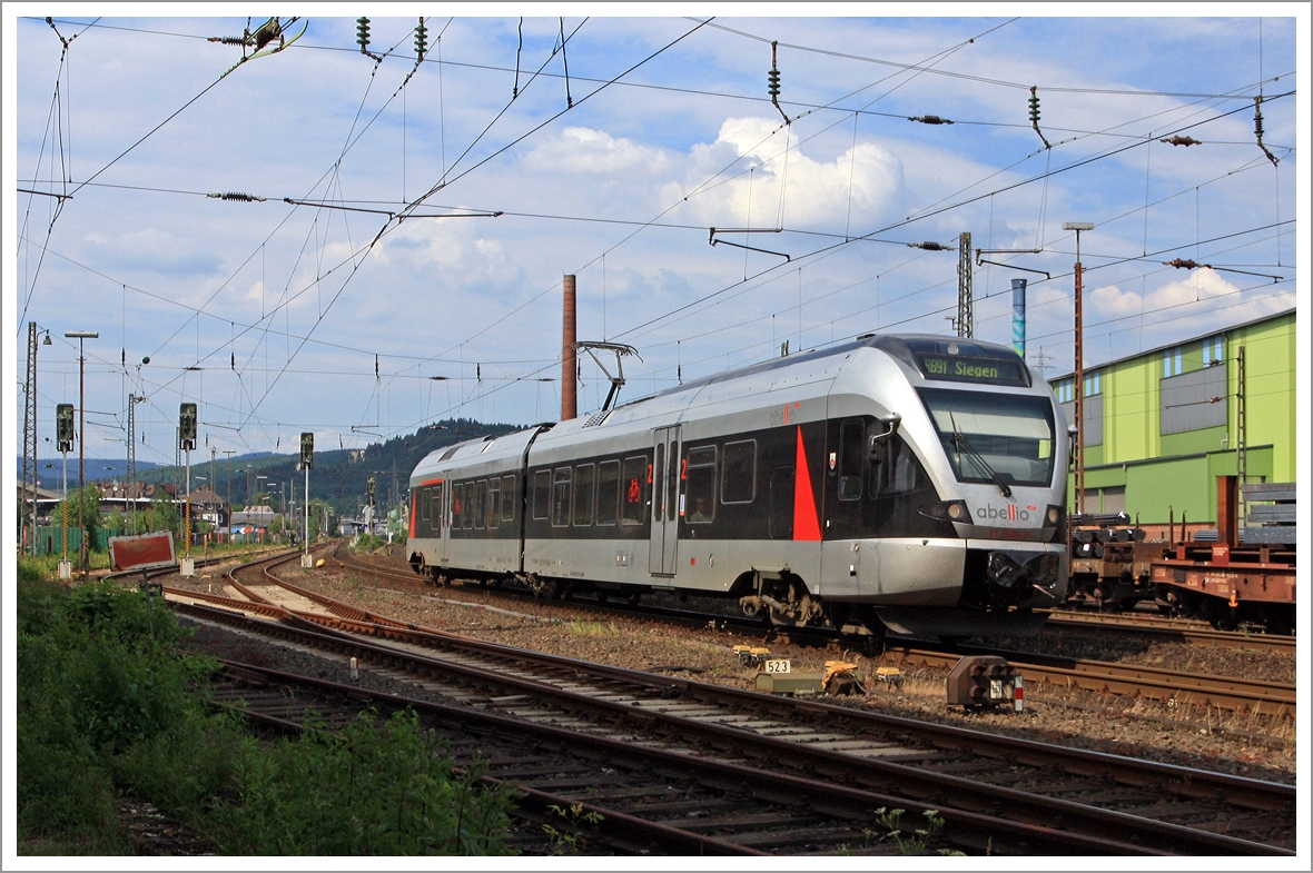 
ET 22 006  Siegen  (2-teiliger Stadler Flirt) der Abellio Rail NRW f�hrt am 04.06.2011 von Siegen-Geisweid weiter in Richtung Siegen Hbf.  Er f�hrt die Strecke Hagen-Siegen als RB 91  Ruhr-Sieg-Bahn .