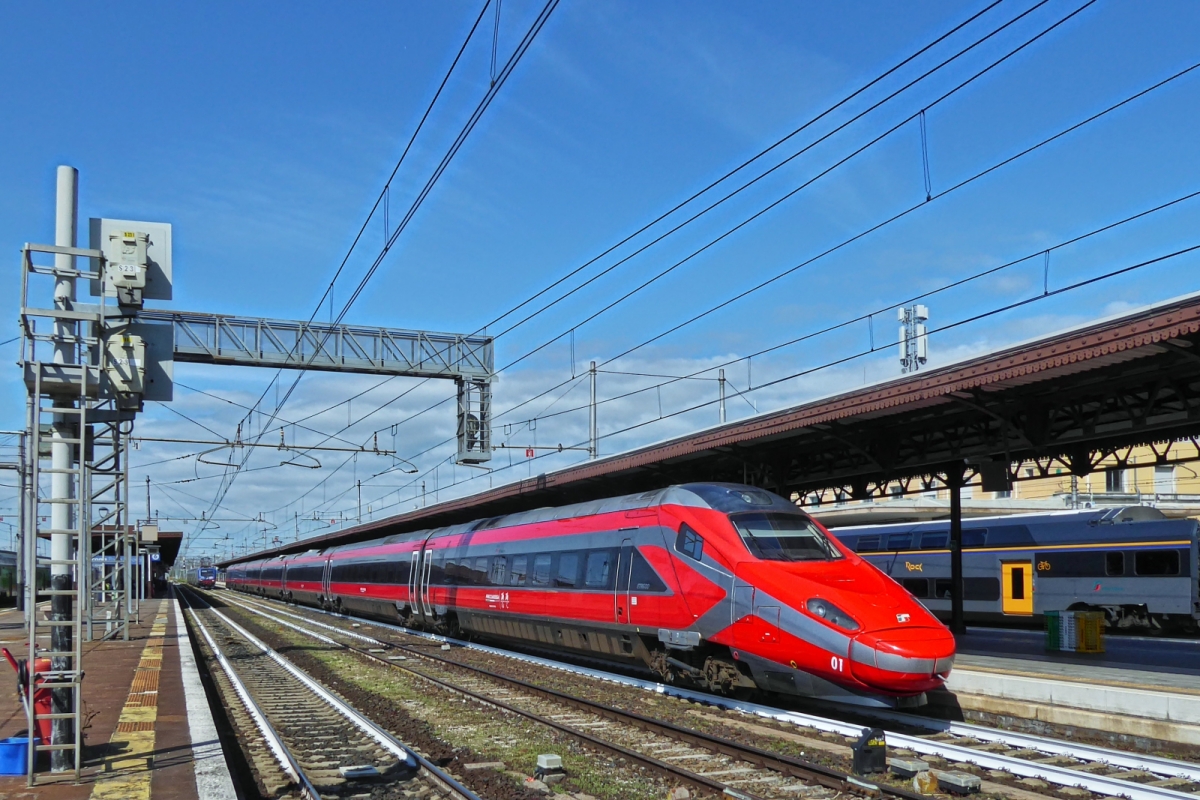 ETR 600, 01, Pendolino, h�lt kurz am Bahnsteig in Verona Porta Nuova, bevor er seine Fahrt fortsetzt. 09.05.2025 