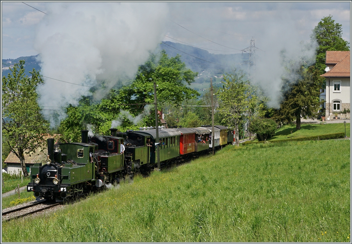 Etwas besseres Licht und eine dafür besser geeignete Fotostelle erlaubte dann die dreifach Traktion des Riviera Belle Epoques Zuges besser aufzunehmen.
Bei Chaulin, den 15. Mai 2016