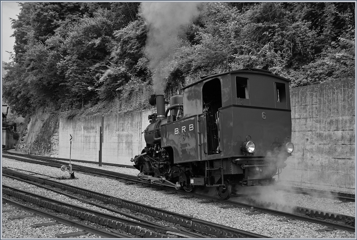 Etwas ganz besonderes ist es, eine der Kohlebefeuerten Dampfloks bei der BRB zu erleben. Hier erfüllte mir die 1933 von der SLM unter der Farbriknummer 3567 gebaute H 2/3 der 2. Generation diesen Wunsch, als sie sich zur Bekohlung aufmachte.
8. Juli 2016