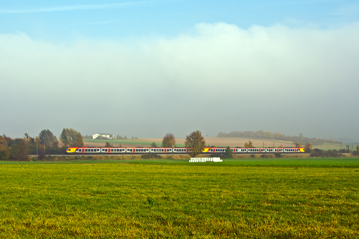 
Etwas hat sich der Nebel in der Wetterau verzogen. 
Zwei gekoppelte 5-teilige Stadler FLIRT (BR 429) der HLB (Hessischen Landesbahn) fahren am 01.11.2014 als RE 40  Main-Sieg-Express  Frankfurt am Main - Gießen - Siegen (Umlauf HLB24966), hier zwischen Ober- und Nieder-Mörlen auf der KBS 630 (Main-Weser-Bahn), in Richtung Siegen.