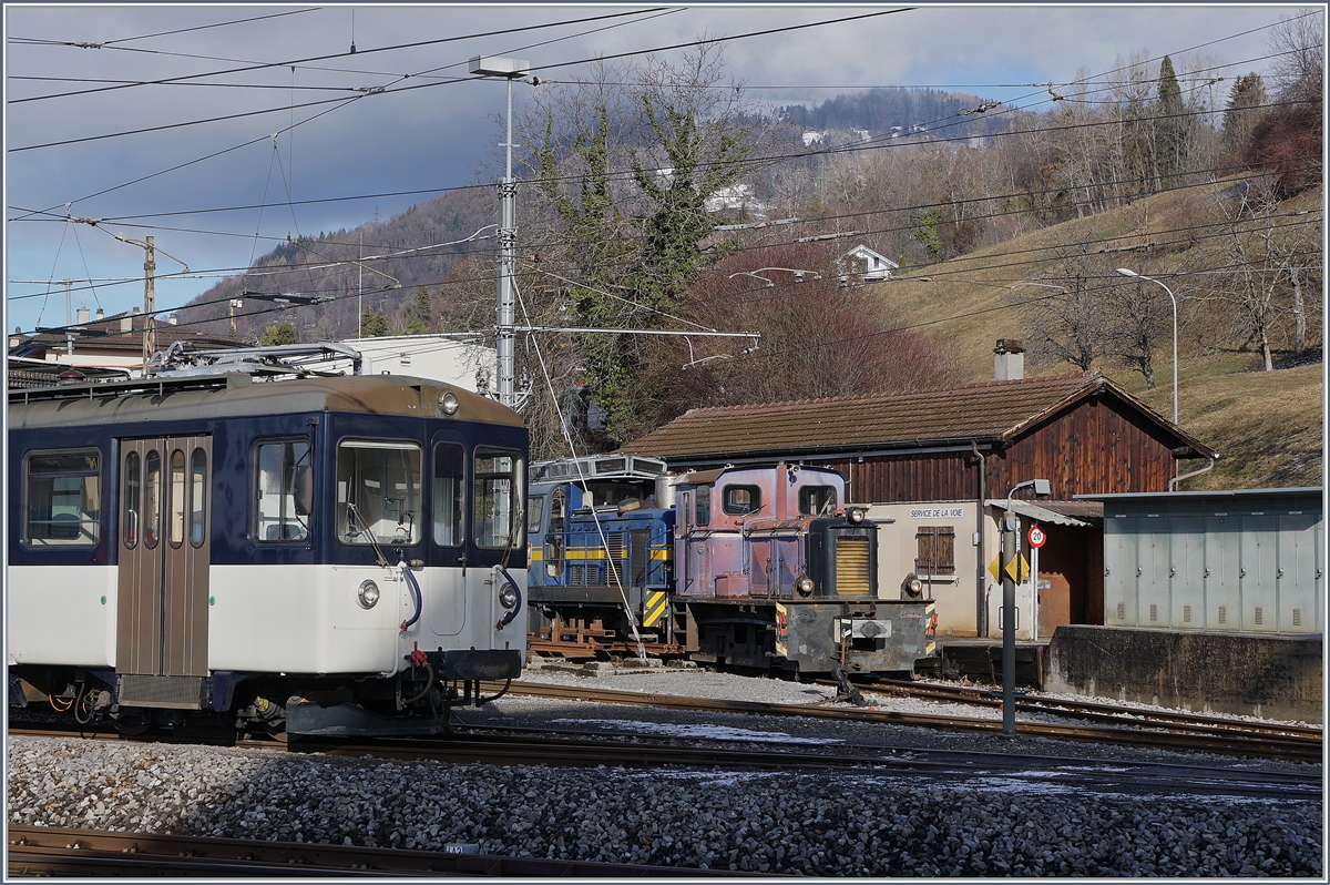 Etwas versteckt und in einem nicht gerade sehr guten Zustand zeigt sich in Chernex der MOB Tm 2/2 (V 121). Ab 1955 als V 21 bei der Euskirchner Kreisbahn im Einsatz, gelangte die Lok in der Folge von 1966 bis 1974 bei den Verkehrsbetrieben der Grafschaft Hoya als V 121 zum Einsatz, war dann Anfang der 80er Jahren bei der DEV Bruchhausen Vilsen und kam 1984 zur MOB, nach Chernex, wo die kleine Lok weiterhin die Bezeichnung V 121 trug. 
2003 erhielt der Tm 2/2 bzw.  V 121 eine automatische Kupplung.

18. Januar 2019
