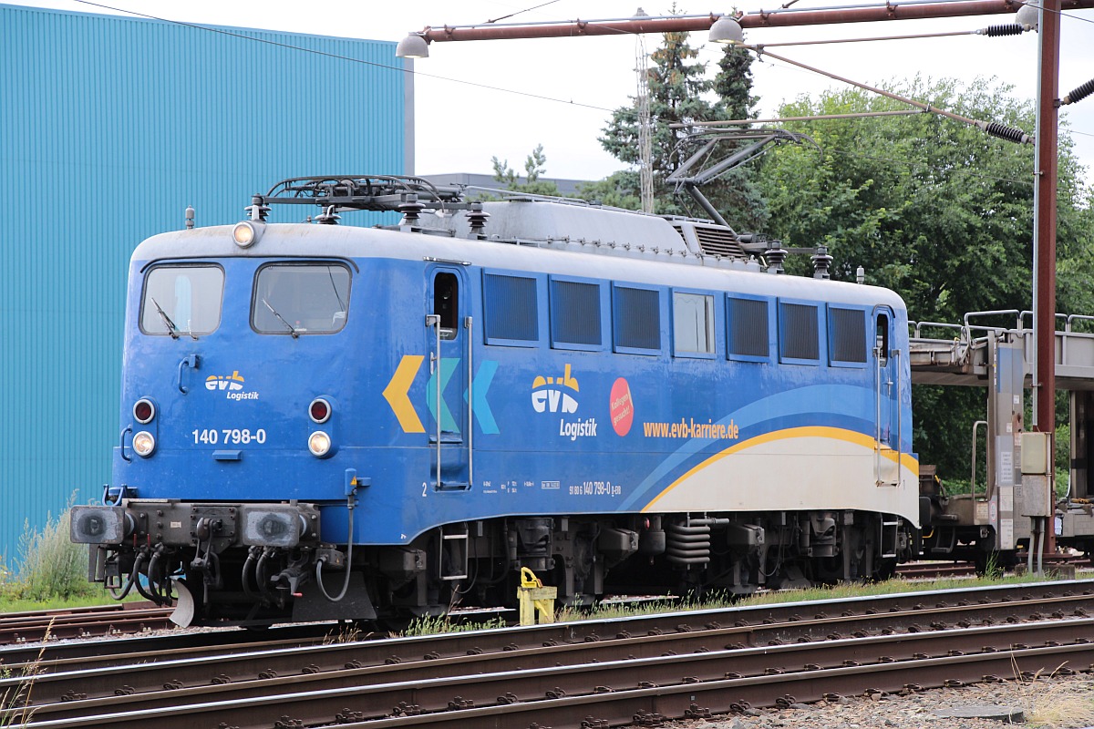 EVB 140 798-0 hat den BLG Autotransport-Leerzug erreicht und wird diesen dann gen S�den abfahren. Pattburg/DK. 08.07.2022II