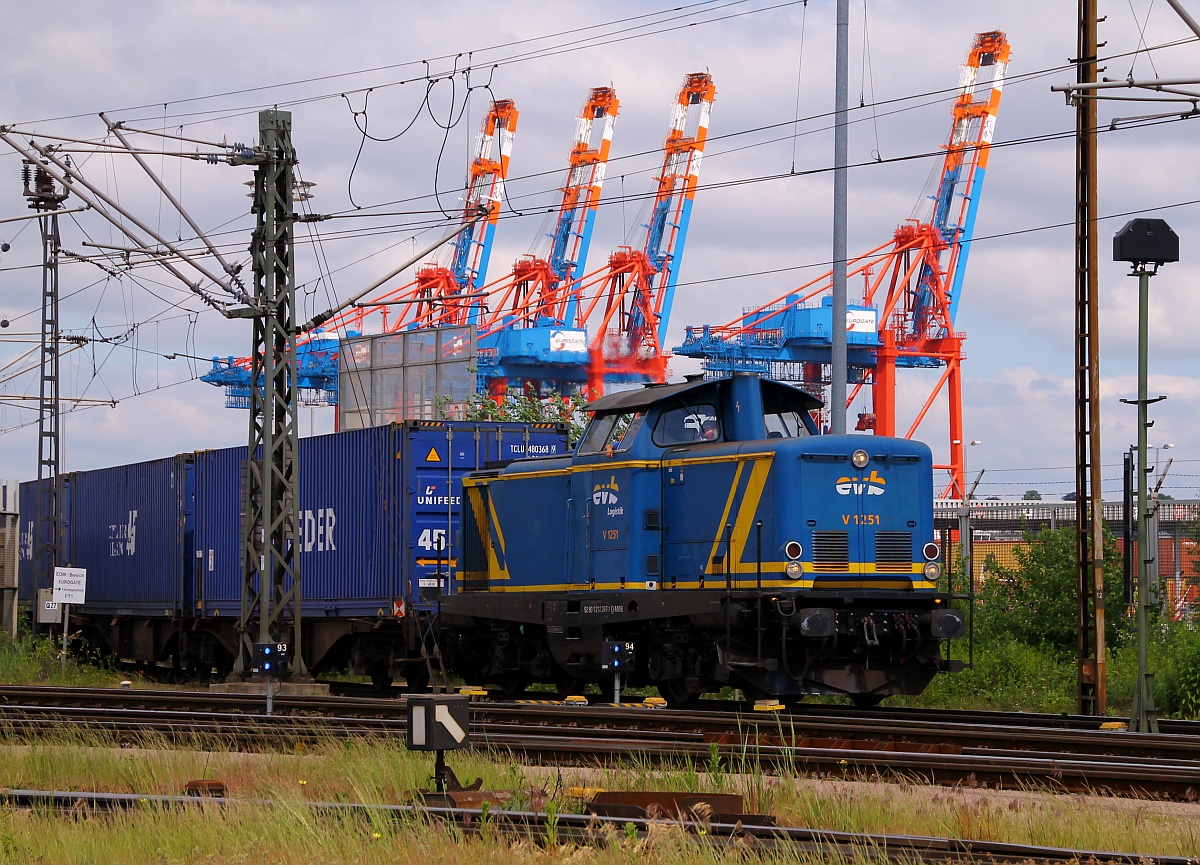EVB/MWB V 1251 / 212 247-1(REV/BRV/26.6.12)drückt hier einen Containerzug in den Sicherheitsbereich am Eurogate-Terminal. 29.05.2014