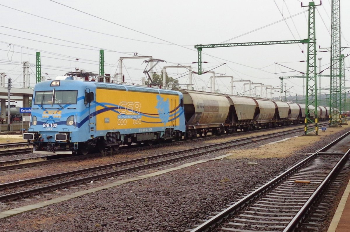 Ex-CFR 40, heute nach Umbau -mit die neuste Nase- Transmontana Ellok 610 102 durchfahrt nahmens CER Budapest Kelewnf�ld am 21 September 2017.
