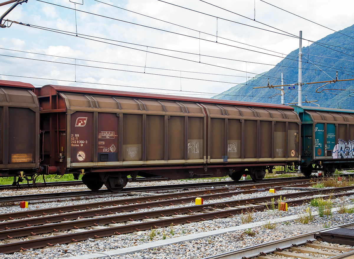 Ex FS zweiachsiger, großräumiger Schiebewandwagen 21 83 2459 356-3 I-TI, der Gattung Hbbillns, der Trenitalia, am 14.09.2017 im Bahnhof Tirano. Hier in Tirano werden die Wagen mit Mineralwasser beladen und gehen in die Welt.

TECHNISCHE DATEN:
Gattungskennzahl: 2459
Spurweite: 1.435 mm
Länge über Puffer : 15.500 mm
Achsabstand:  9.000 mm
Eigengewicht: 16.600 kg
Ladefläche: 41,2 m²
Rauminhalt: 108,0 m³
Max. Zuladung: 28,5 t (ab Streckenklasse D)
Höchstgeschwindigkeit: 100 km/h (beladen) / 120 km/h (leer)
Intern. Verwendungsfähigkeit: RIV