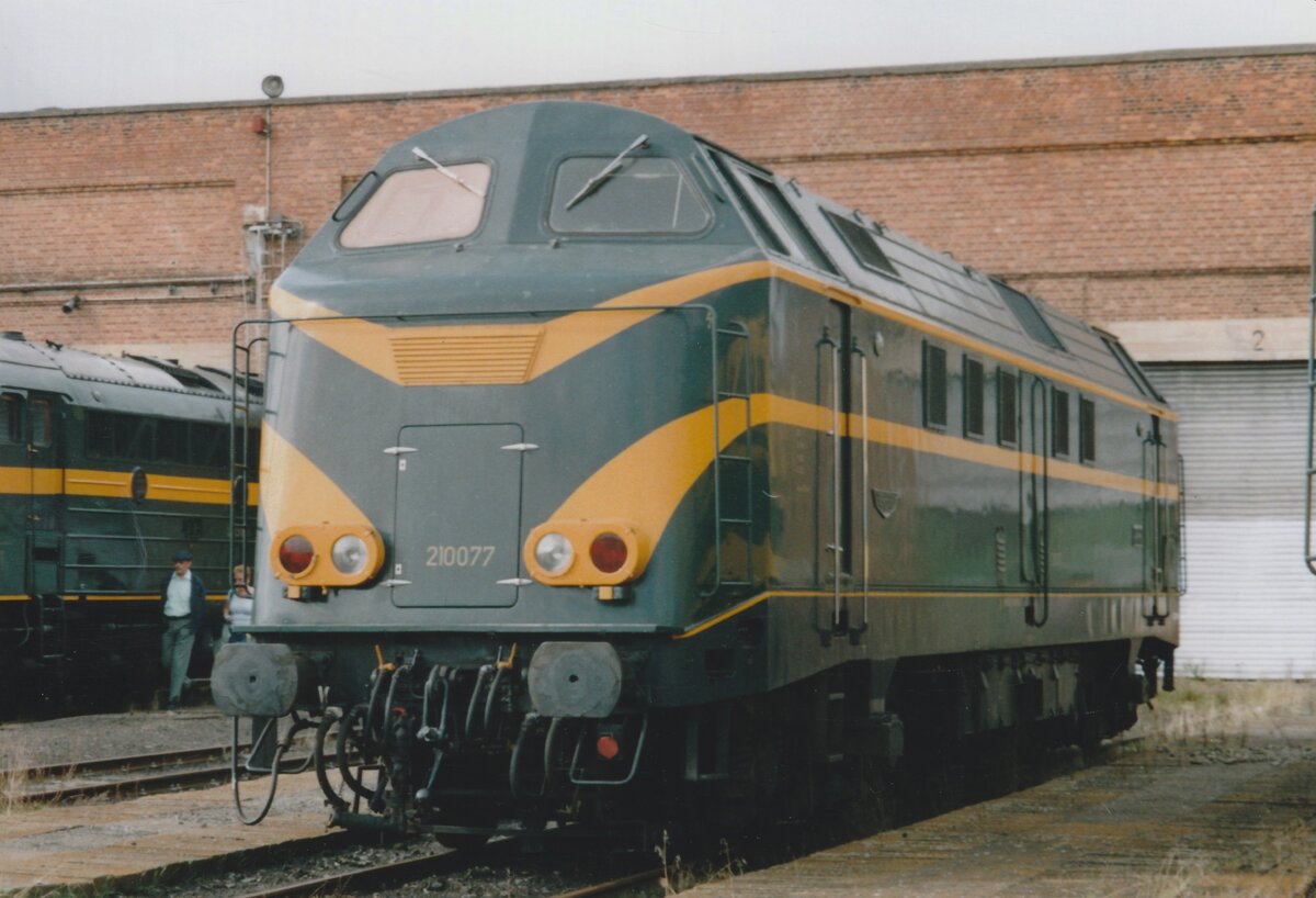 Ex SNCB 210077 steht am 12 September 2004 in Saint-Ghislain auf das Museumgelände der PFT-TSP.