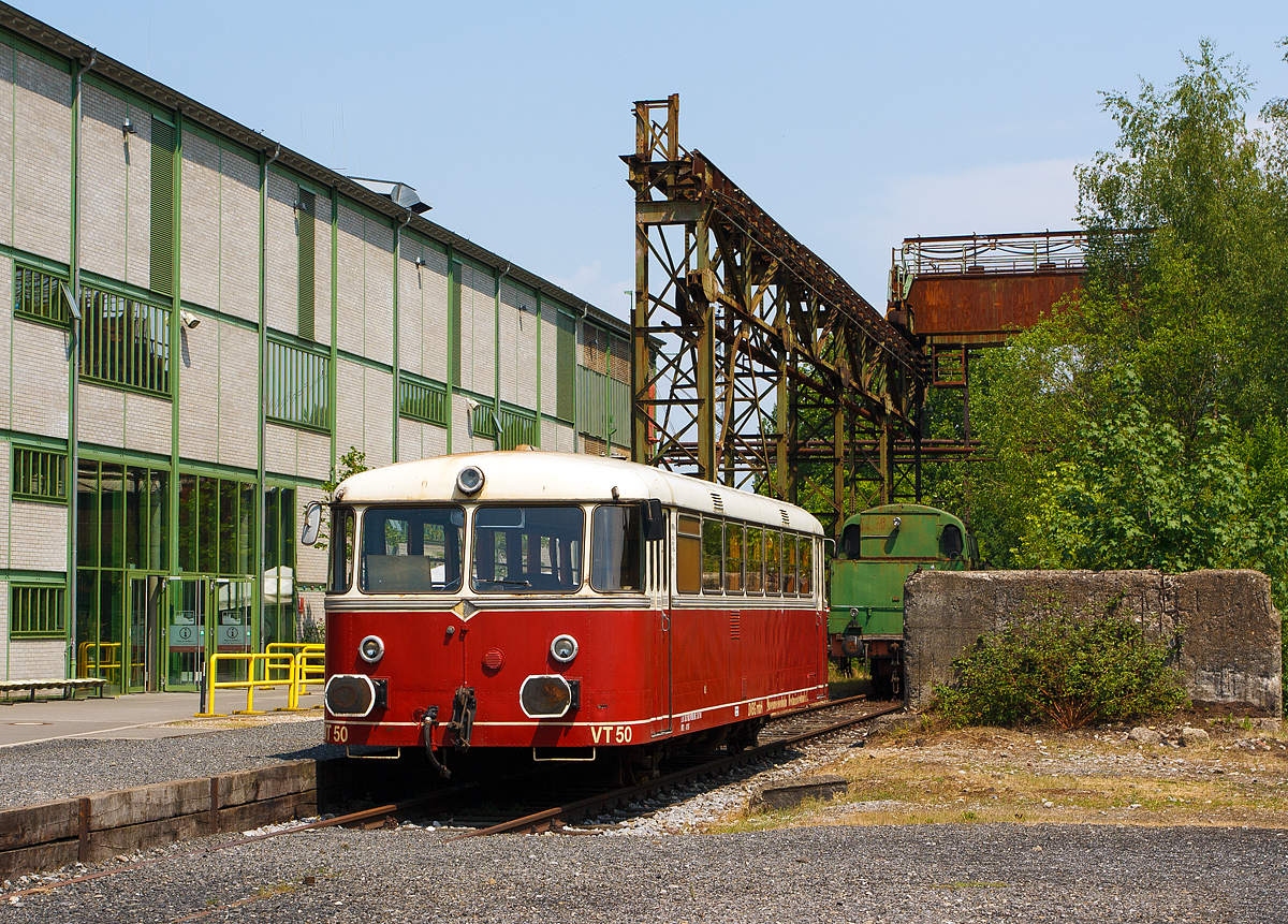
Ex VT 50 der HKB - Hersfelder Kreisbahn am 05.06.2011 im LWL-Industriemuseum Henrichshütte in Hattingen. Der Triebwagen wurde 1955 unter der Fabriknummer 60229 von der Waggonfabrik Uerdingen gebaut. Die Bauart ist ein VT98 mit einem Motor.  