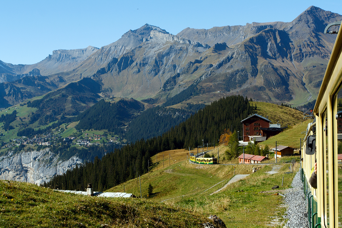 
Exklusiv in 1200 Pixel: 
Wir sind am 02.10.2011 mit der längsten durchgehenden Zahnradbahn der Welt, der Wengernalpbahn (WAB), unterwegs zur Kleinen Scheidegg. Bei traumhaften Wetter genissen wir den Ausblick, hier Blick auf Mürren (links), Oben das Schilthorn, darauf Piz Gloria (Panoramarestaurant), bekannt durch den James-Bond-Film „Im Geheimdienst Ihrer Majestät“ . Unserem Zug folgt noch ein weiterer Triebzug folgt.