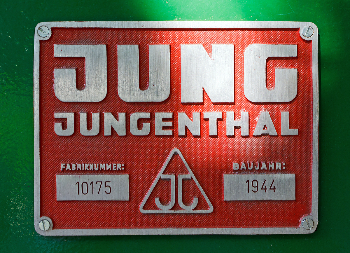 
Fabrikschild der 1944 von Jung in Jungenthal bei Kirchen/Sieg unter der Fabriknummer 10175 gebauten 785mm-Schmalspur-Dampflokomotive Nr. 53 der ehemaligen Rhein-Sieg-Eisenbahn-AG  (RSE) / Bröltalbahn am 08.06.2014 im Museum Asbach (Ww).