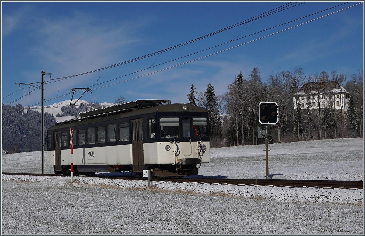 Fahrleitungsmast, Andreaskreuz, Kilometerschild und Vorsignal - interessante Details oder störendes Beiwerk?

Kurz nach Blankenburg ist der MOB Be 4/4 1007 (ex Bipperlisi) auf dem Weg in die Lenk.

3. Dezember 2020