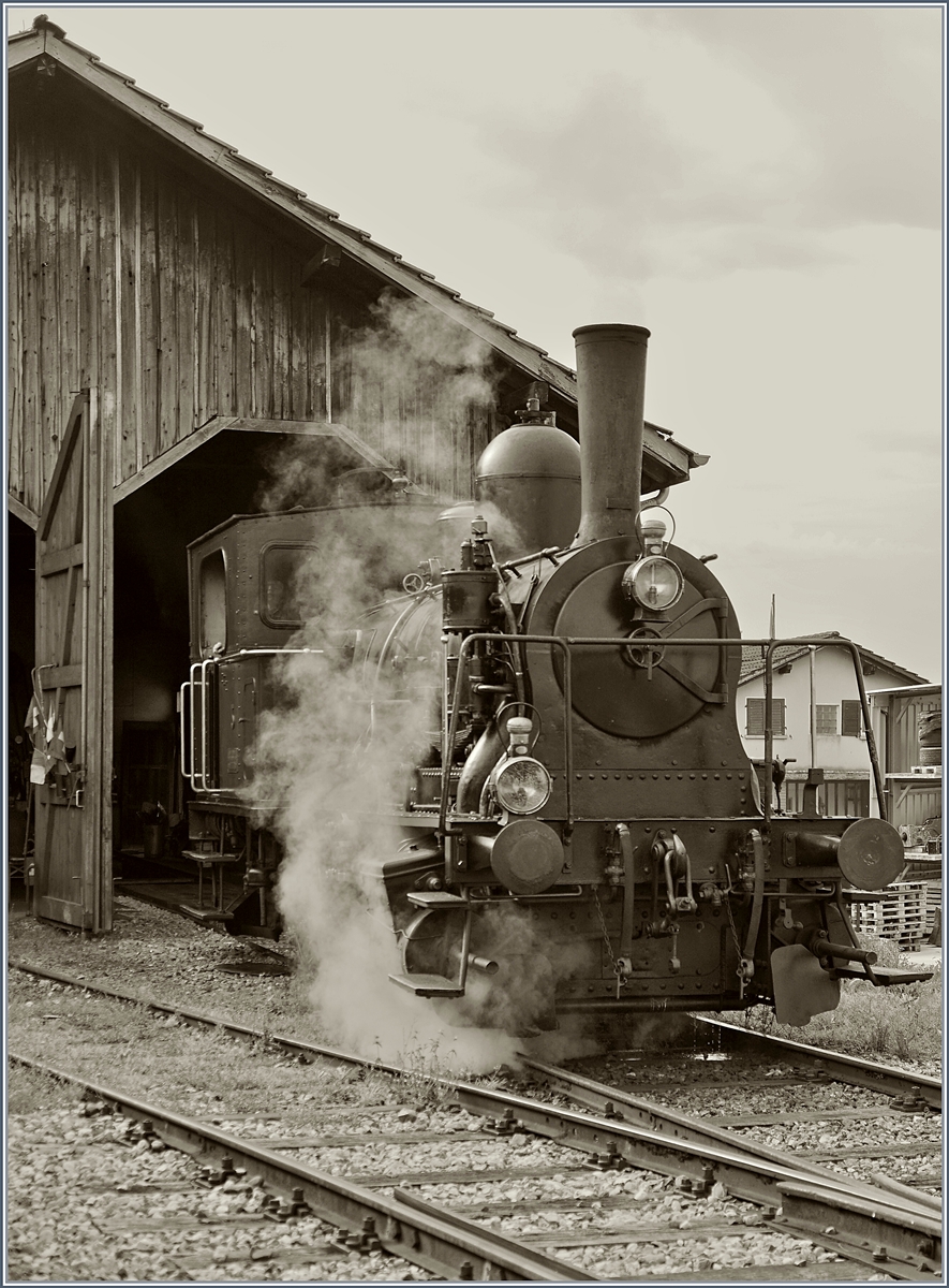 Faszination Dampf: Das Tigerli der ST in Triengen; oder etwas ausführlichger: Die 1907 bei der SLM unter der Fabriknummer 1810 für die SBB gebaute E 3/3 8479 ist heute bei der Sursee Triengen Bahn (ST) im Einsatz. Sie trägt nicht nur für jederman ersichtlich die Nummer 5, sondern verfügt auch über eine UIC Nummer: 90 85 0008 479-7. Das Bild der Lok (Museumsbahnbetrieb) wurde mit Bewilligung des dafür verantwortlichen Personasl gemacht.
27. August 2017