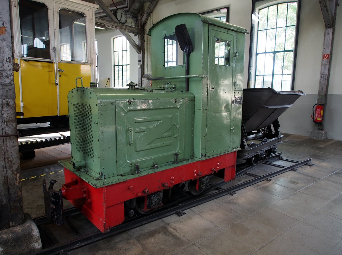 Feldbahnlok No 6402 von Jungenthal, Typ EL 105 mit einer Spurweite von 600mm; LüP 2700mm Achsstand 740mm 4 t Gewicht mit 12/12 PS, Baujahr 1935, in der Lokwelt Freilassing, am 01.09.2019.
