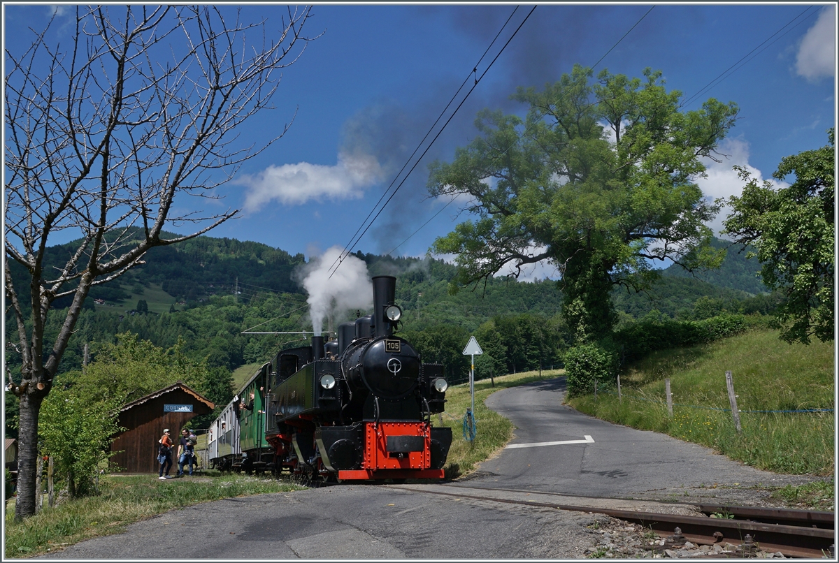  Festival Suisse de la Vapeur 2022 / Schweizer Dampffestival 2022  der Blonay-Chamby Bahn: Nachdem einige Reisende in Cornaux ausgestiegen sind, verlässt die G 2x 2/2 105 mit ihrem Dampfzug von Blonay nach Chaulin den Haltepunkt und fährt in Richtung Chamby weiter.

5. Juni 2022