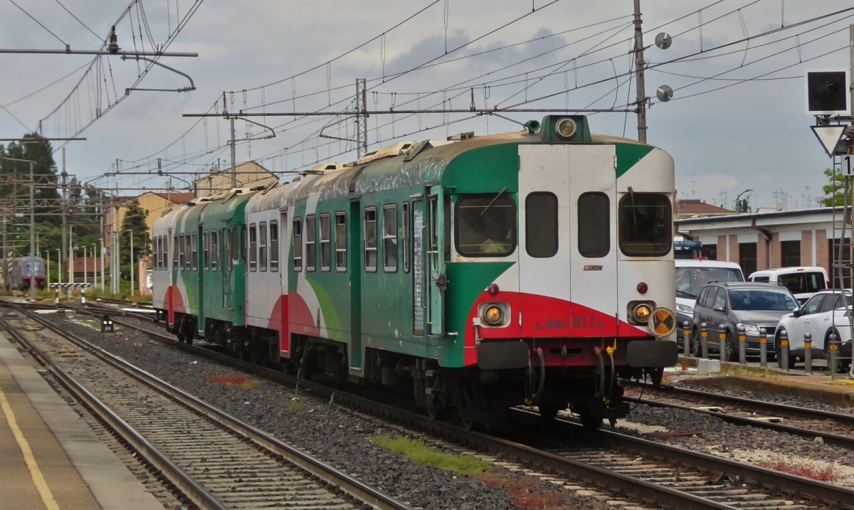 Fiat Diesel Triebzug ALn 668 017er, muss zwischenzeitlich im Bahnhof von Ferrea für kurze Zeit auf das Mittelgleis ausweichen. 05.2025