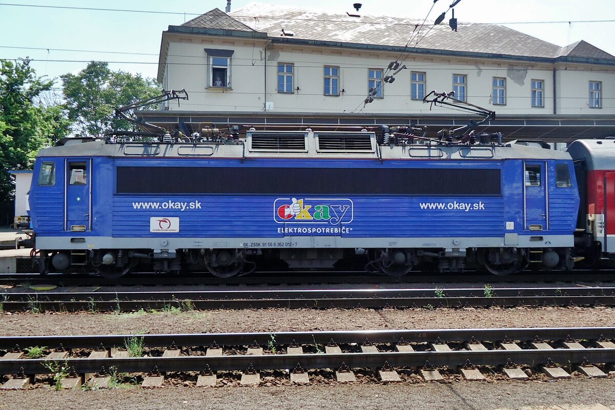 Flankansicht von 362 012 in Bratislava hl.st. am 2 Juni 2015, mit etwas Gegenlicht.