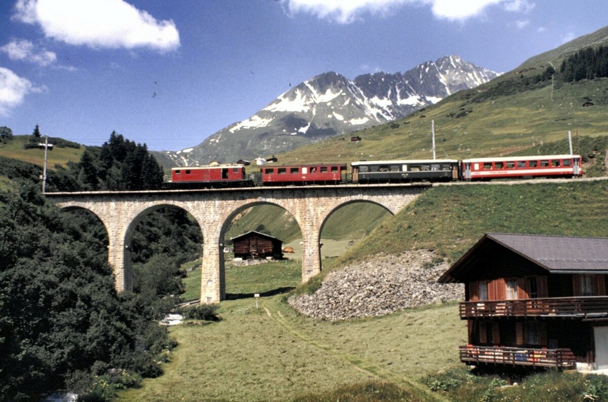FO HGe 4/4 Nr.31 fusioniert jetzt MGB nahe Oberalbpass am 27.07.1980.