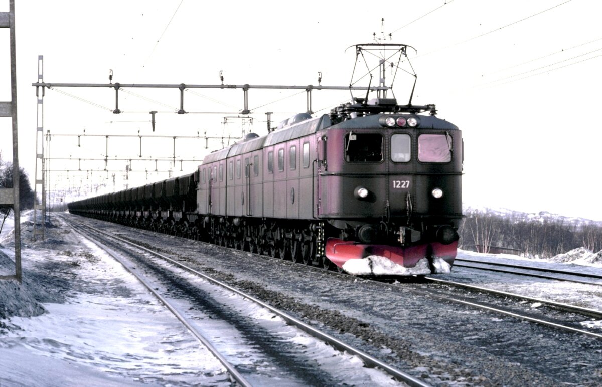 Foto von Kenth Öhlin in Sammlung von Karl Sauerbrey: SJ Dm 3 Nr.1227 in Kaisepakte im April 1984.