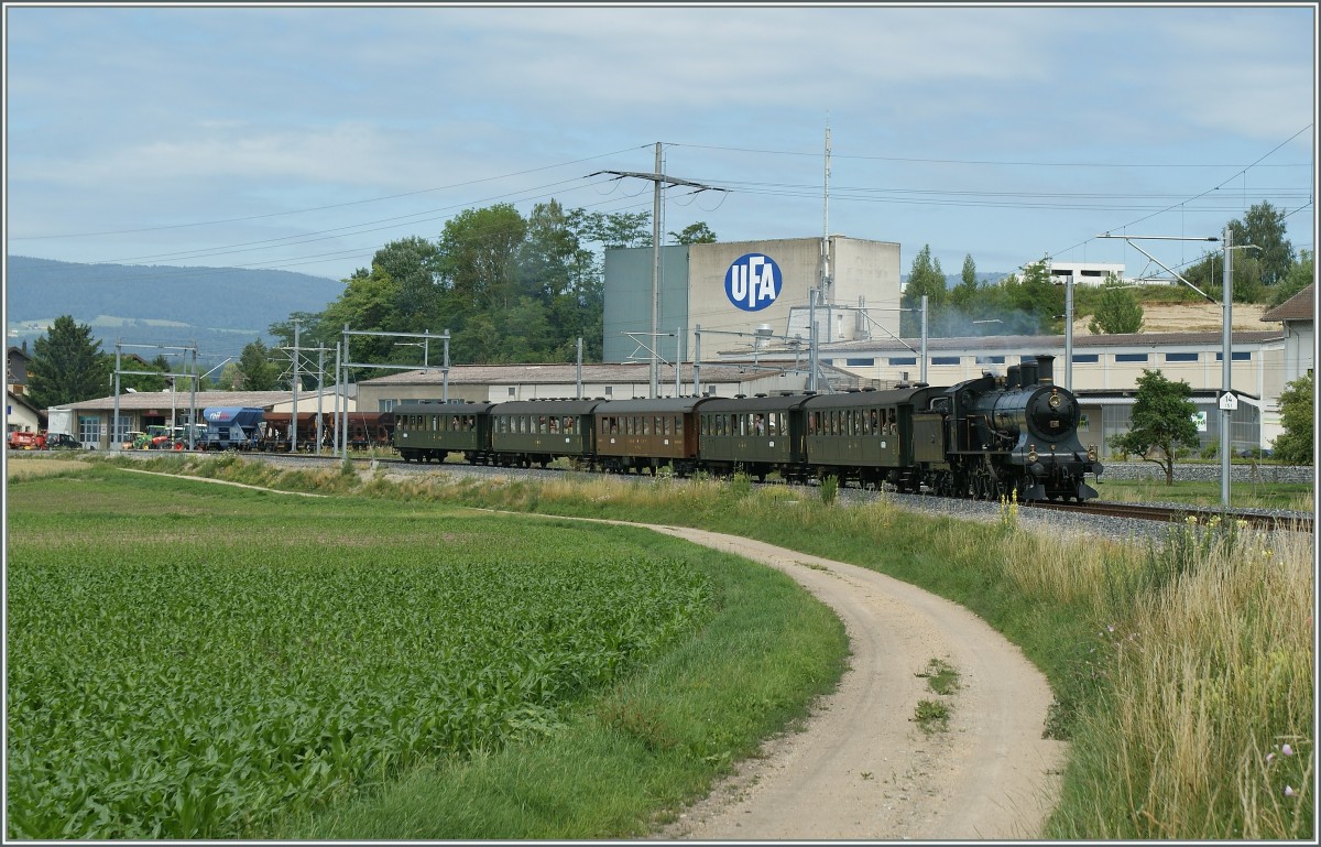 Fotogen in der Kurve, vor einem leider nicht so fotogenen Hintergrund zeigt sich SBBA 3/5 705 mit ihrem Extrazug nach Murten bei Ins.
25. Juni 2011