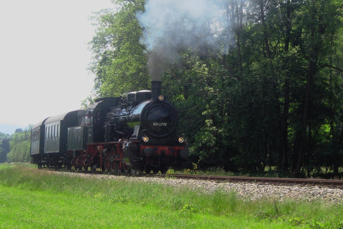 Fotohalt f�r 657.2770 mit deren Dampfzug zwischen Timelkam und Ampflwang am 27 Mai 2012.