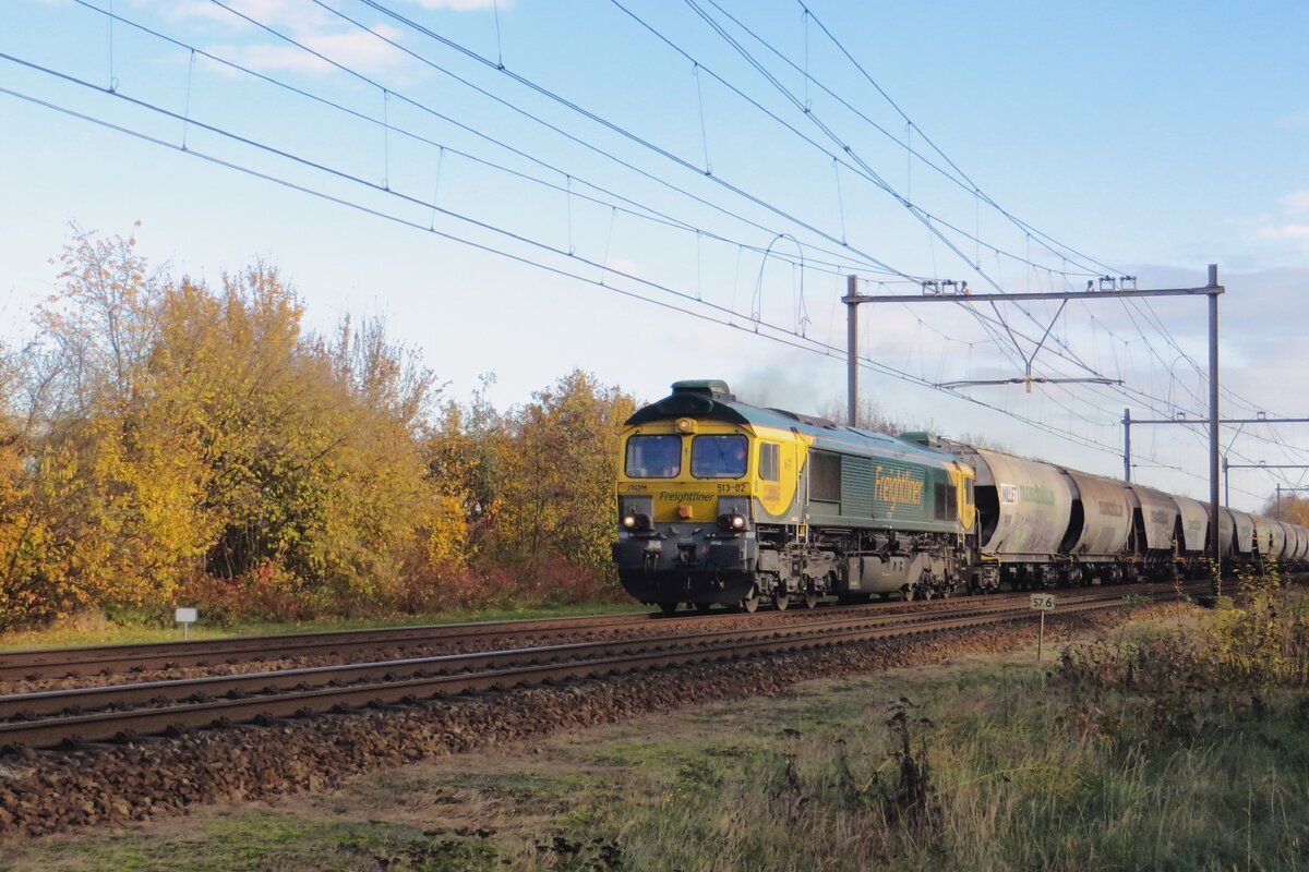 Freightliner Poland 513-02 zieht am Morgen von 21 November 2021 ein getreidezug durch Alverna.