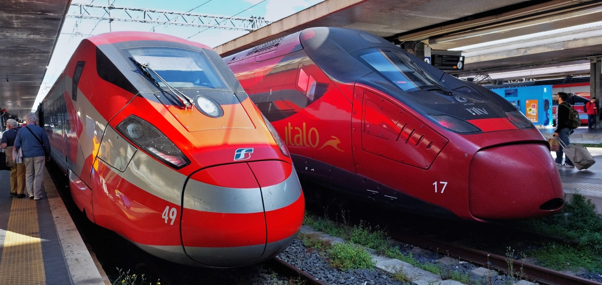 Frontenvergleich eines ETR 1000 und eines Italo auf dem Weg zu unserem Zug im Bahnhof Roma Termini. 05.2025 (Handyfoto Janne)