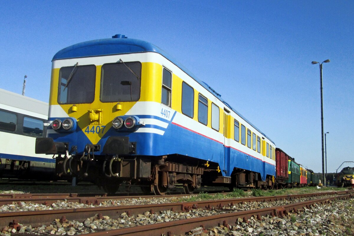 Froschblick auf SNCB 4407 ins Museumsdepot Mariembourg der CFV3V am 21 September 2019. Dieser Triebwagen war eine der Ersten mit dieser versuchslackierung ausgetattet. Dieser Lackierung evoluierte in einige St�fen indas heutige Farbenschema der Belgische Staatseisenbahnen NMBS/SNCB. 