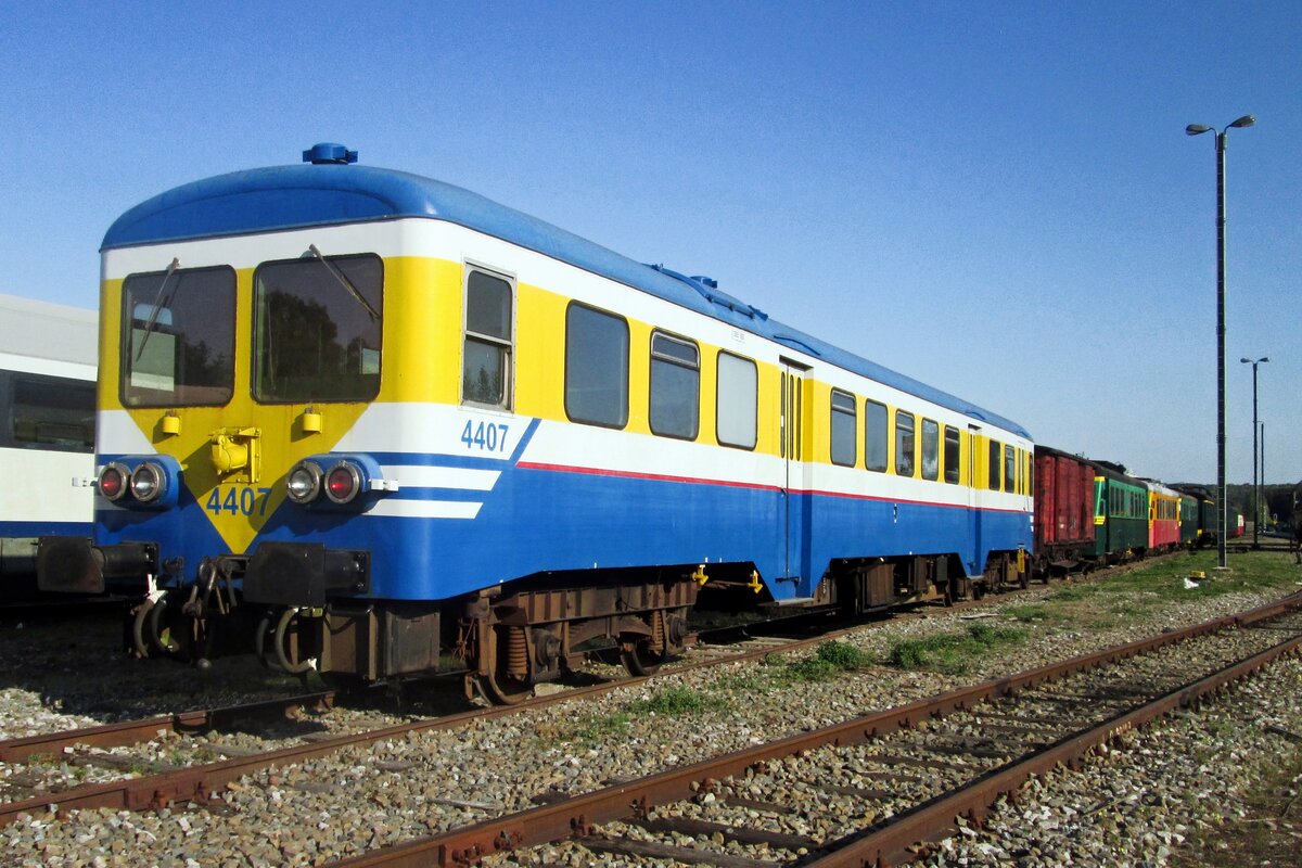Froschblick auf SNCB 4407 ins Museumsdepot Mariembourg der CFV3V am 21 September 2019. Dieser Triebwagen war eine der Ersten mit dieser versuchslackierung ausgetattet. Dieser Lackierung evoluierte in einige St�fen indas heutige Farbenschema der Belgische Staatseisenbahnen NMBS/SNCB. 