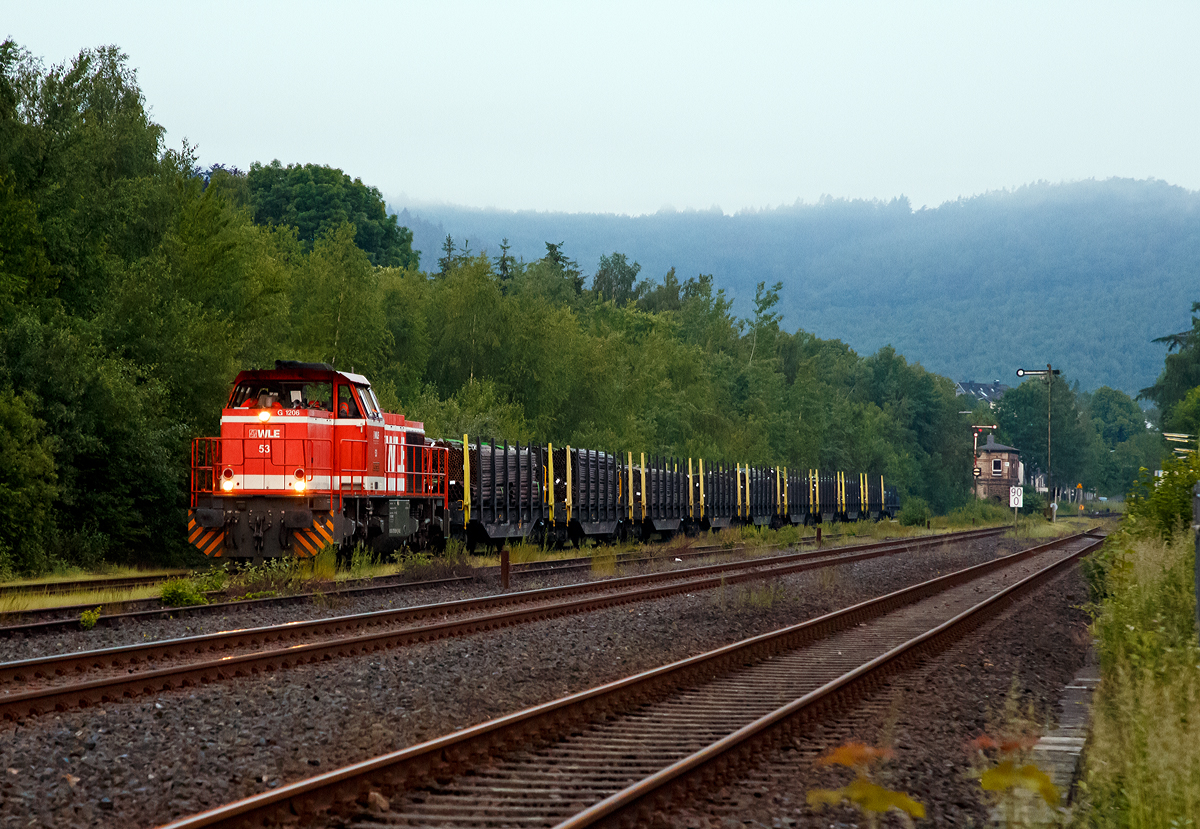 
Früh morgens um kurz nach Fünf wartet bereits ein Güterzug in Herdorf auf Weiterfahrt, aber erst darf um 5:24 Uhr die RB 96 „Hellertalbahn“ nach Dillenburg passieren.

Die WLE 53  Kreis Soest  (92 80 1275 505-6 D-WLE) eine MaK G 1206 der WLE - Westfälische Landes-Eisenbahn, hat am frühen Morgen des 04.06.2019 in Herdorf Hp 0. Von Herdorf geht es später weiter nach Burbach-Holzhausen zur Salzgitter Mannesmann Precision GmbH. Am Haken hat die MaK G 1206 Schwerlastwagen beladen mit nahtlosen Luppen (Rohrrohlinge). In Holzhausen werden die Luppen dann weiter zu Präzisionsstahlrohre oder Profilstahlrohre kaltgezogenen bzw. gewalzt.
