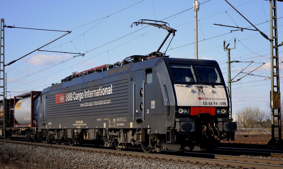 Fr�her musste ich in die Schweiz fahren, um SBB Lokomotiven fotografieren zu k�nnen. Heute fahren sie beinahe an meiner Haust�re vorbei....
Hier die von MRCE angemietete Siemens ES 64 F4 - 096 in Porz Wahn am 12.03.2015.