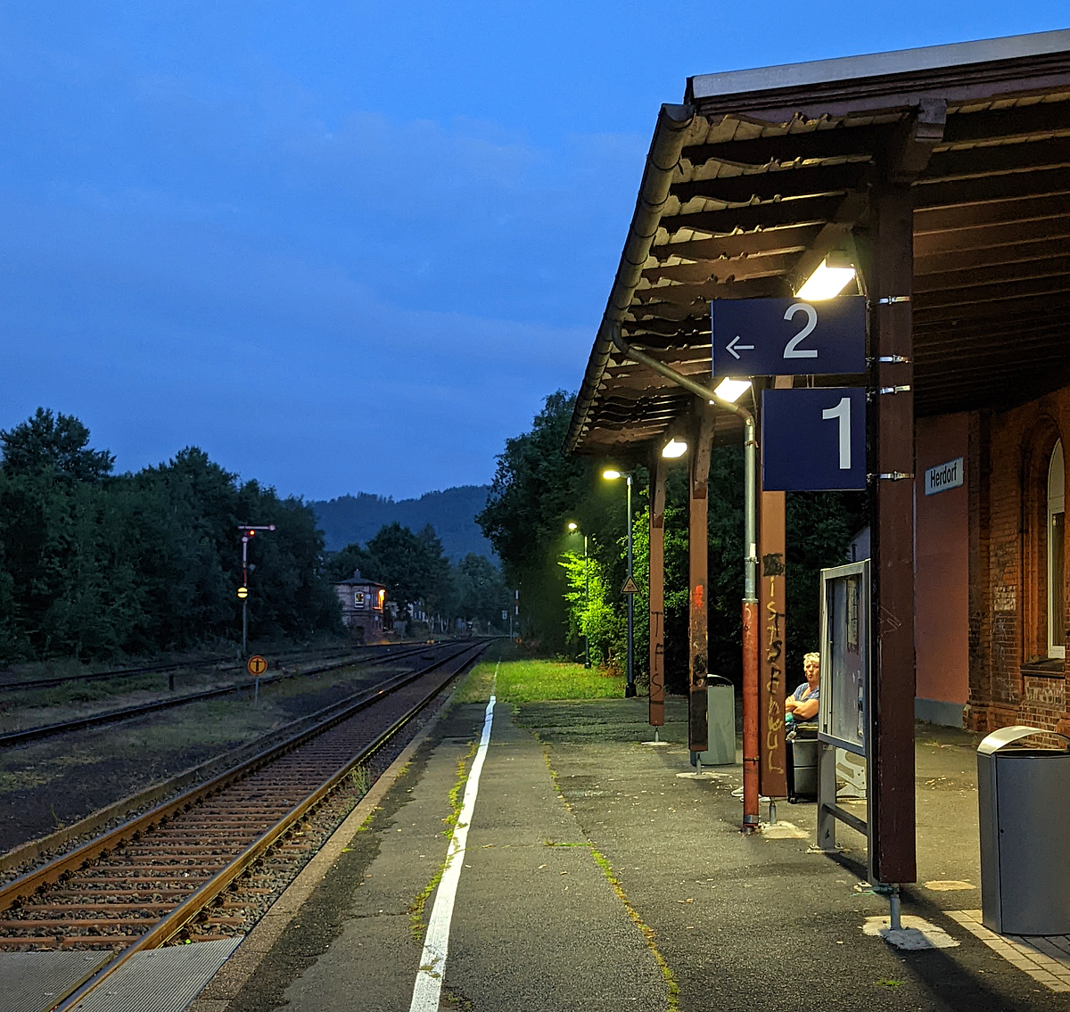 Frühmorgens im Bahnhof Herdorf.....
Der Bahnhof Herdorf am 11.07.2022 um kurz vor 5 Uhr.
Das Bild wurde mit dem Smartphone gemacht.

