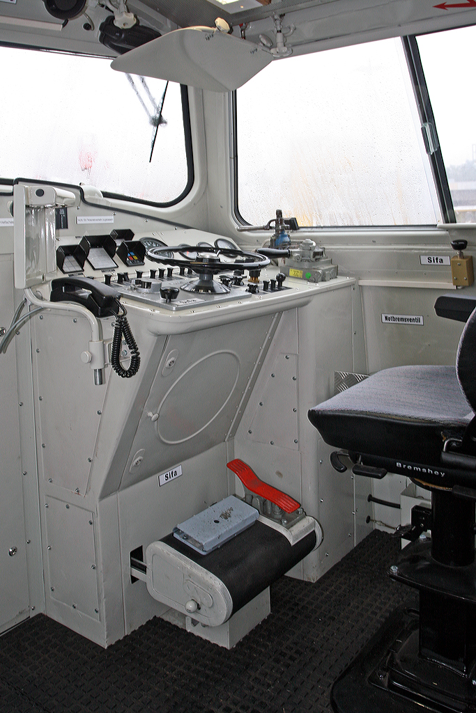 
Führerstand 2 der modernisierten 221 145-6 (92 80 1221 145-6 D-PEG) der NETINERA, ex OSE 423, ex DB 221 145-6, ex DB V200 145, sie wurde auf der InnoTrans 2014 (hier 26.09.2014) ausgestellt.