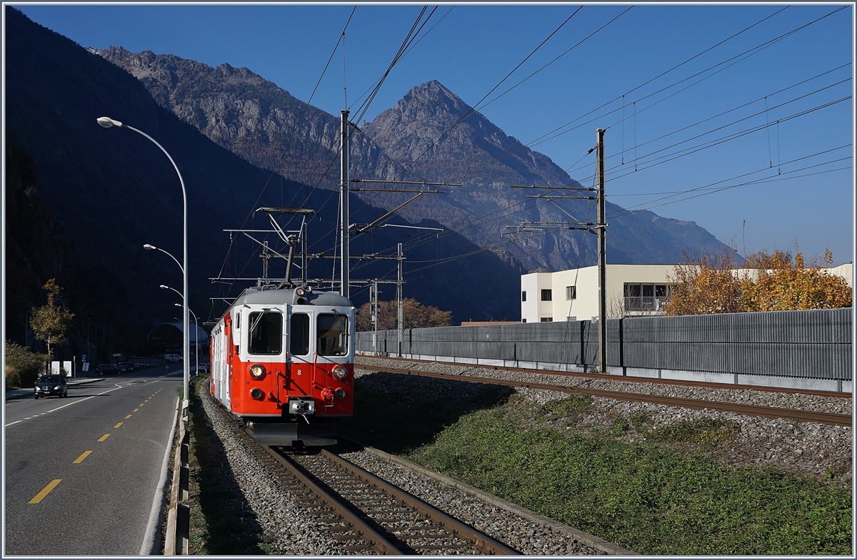 Für einige Zeit wurde die Strecke von Martiny nach Châtelard (TMC /MC) infolge Bauarbeiten mit Busen bedient. Da die Strassenführung erheblich von der Streckenführung der Bahn abweicht, wurde zwischen Martigny und Vernayaz MC ein stündlicher Pendelbetrieb eingerichtet, der mit BDeh 4/4 abgewickelt wurde. Am letzten Tag der Bauarbeiten machte ich mich endlich auf, um die sonst im Regelverkehr eher selten anzutreffenden Triebwagen zu fotografieren. Das erwies sich als weit schwieriger als gedacht, da die Strecke auf der Süd- und Sonnen- Seite durchgehend von der Strasse mit Leitplanken begleitet wird und die  Sonnenseite  in Anbetracht der hohen Berge auf dem überwiegenden Teil der Strecke im Schatten lag. Als begnügte ich mich Aufnahmen in Vernayaz MC und bei der ehemaligen Haltestelle La Bâtiaz (EH). 
Im Bild der TMR/MC BDeh 4/4 N° 8 auf der Fahrt nach Martigny, kurz vor der ehemaligen Haltestelle La Bâtiza. Links im Bild die  schattige Sonnenseite mit ihrer Strasse nach Vernayaz.

18. Nov. 2018 