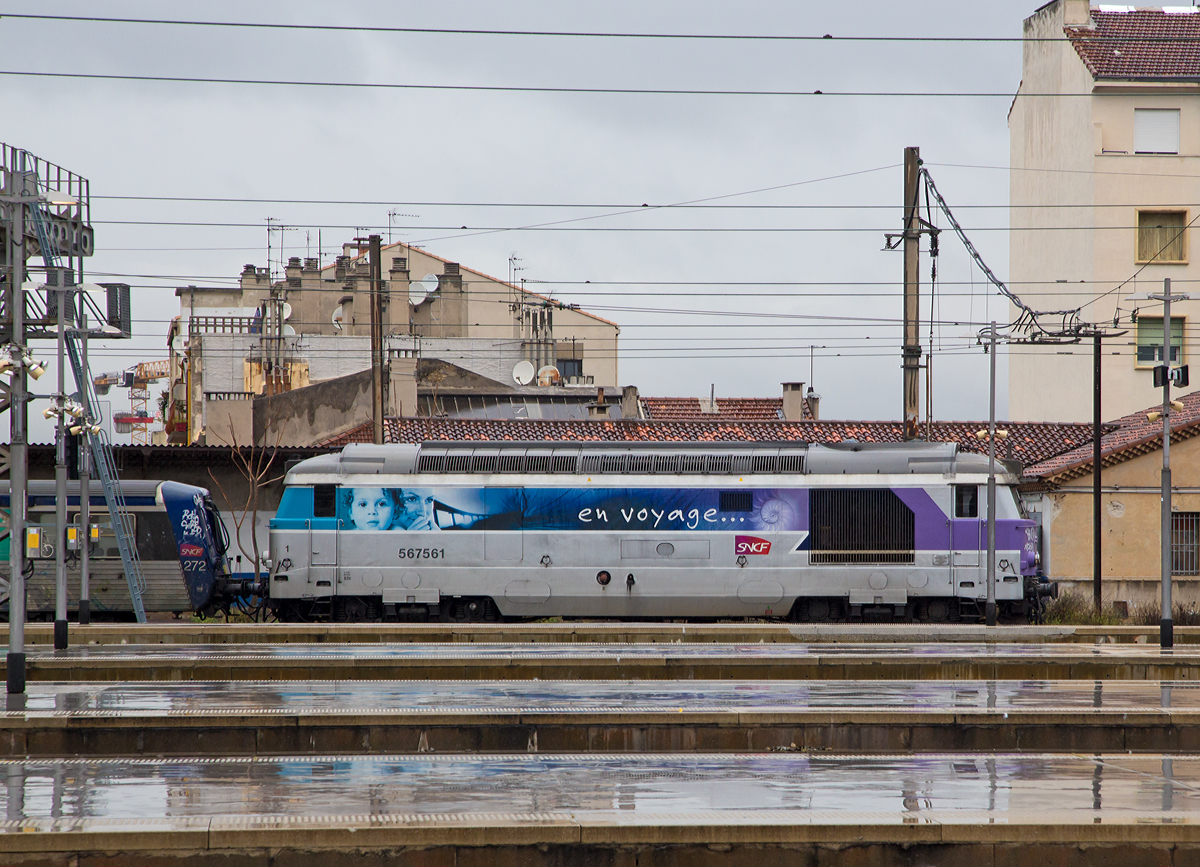 
F�r mich auch eine der sch�nsten franz�sischen Dieselloks: 
Die SNCF BB 567561 f�hrt am 25.03.2015 mit eine Nahverkehrszug vom Bahnhof Marseille Saint-Charles, hier bei Regen �ber die Bahnsteige hinweg fotografiert.