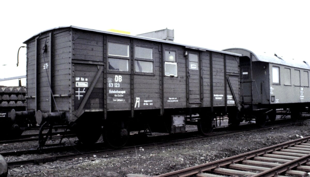 G 10 Bahnhofswagen Nr.63 123 in Hannover-Leinhausen am 31.03.1978.