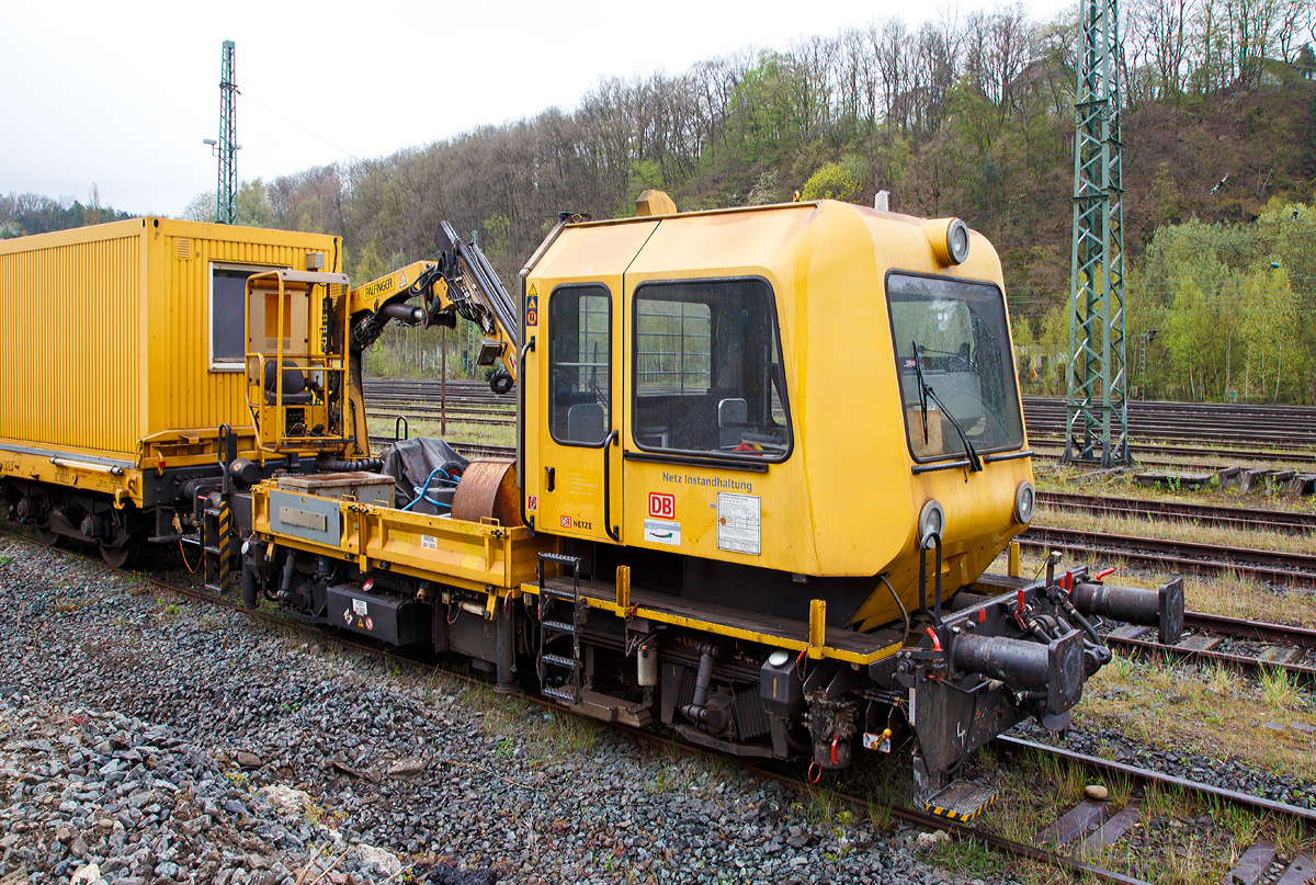 
GAF 100 R (Schweres Nebenfahrzeug Nr. 97 17 50 137 18-6) der DB Netz AG steht am 23.04.2016 in Betzdorf/Sieg. Es dient als Steuerwagen des LINSINGER Schienenfräszug SF 03 W-FFS, Schweres Nebenfahrzeug Nr. 97 33 07 005 18-9, der DB Netz AG (UFM 601).

Technische Daten von dem GAF 100 R 
Hersteller: GBM (Gleisbaumechanik Brandenburg/H. GmbH)
Fabriknummer: 52.1.111
Baujahr: 1996
Achsfolge: B
Länge über Puffer: 9.100 mm
Achsabstand: 4.800 mm
Höchstgeschwindigkeit (Hg): 100 km/h
Eigengewicht: 16 t
Zul. Anhängelast: 40 t, bzw. 80 t mit Regelzugeinrichtung dann Hg. max. 60 km/h
Nutzlast : 5,0 t
Zur Mitfahrt zugel. Personen: 7
EBA-Nummer: EBA 96 P01 N010

Der Antrieb des zweiachsigen Fahrzeuges erfolgt von einem 6 Zylinder, wassergekühlten MAN D 0826 LOH 07 Dieselmotor mit 169 kW (230 PS) Leistung über Lastschaltwendegetriebe auf die Radsatzgetriebe.