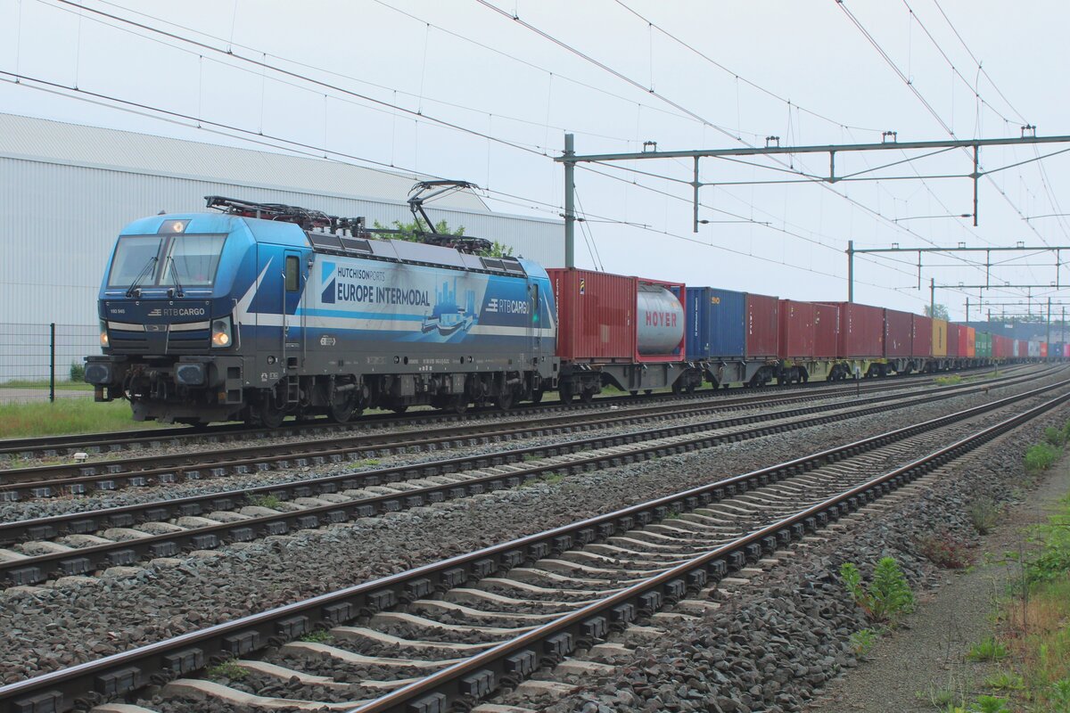 Ganz trüb war 25 Mai 2024 mit RTBC 193 945 'HUTCHISON PORTS' in Blerick, abfahrtbereit mit der Blerick-shutrtle nach Rotterdam. 