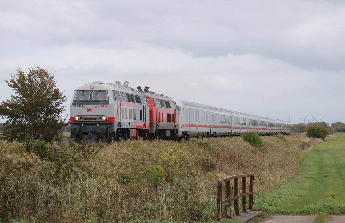 Gastlok 218 497 + 218 322 bei bedecktem Himmel vor dem IC 2072 nach Westerland/Sylt, Bü Triangel 16.10.2021 