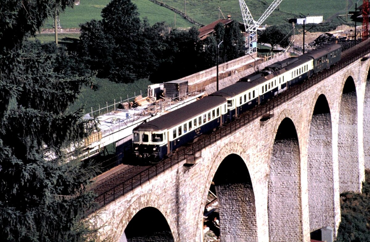 GBS ABDe 4/8 Nr.753 und je einem teuerwagen vorn und hinten auf dem Kanderviadukt an 07.09.1980. Links neben dem alten Viadukt wird bereits fleißig an der neuen Zusatztrasse gearbeitet. 