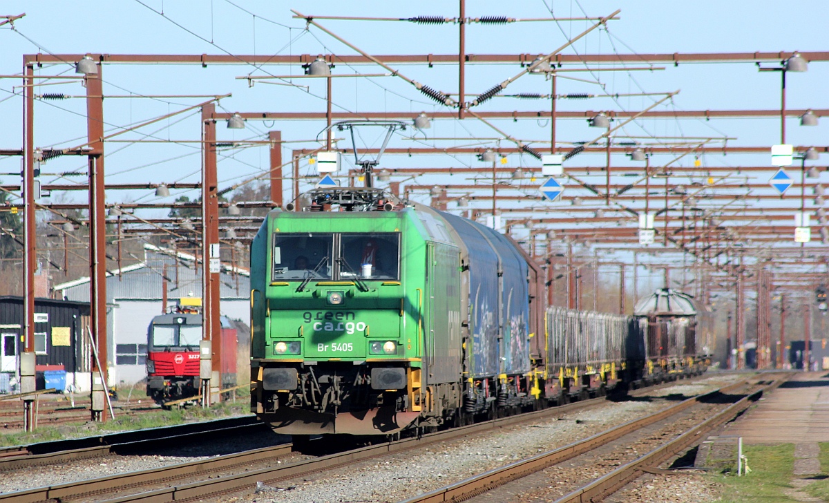 GC 5405 mit kurzem G�terzug kurz vor der Abfahrt nach S�den. Pattburg/DK 03.04.2023