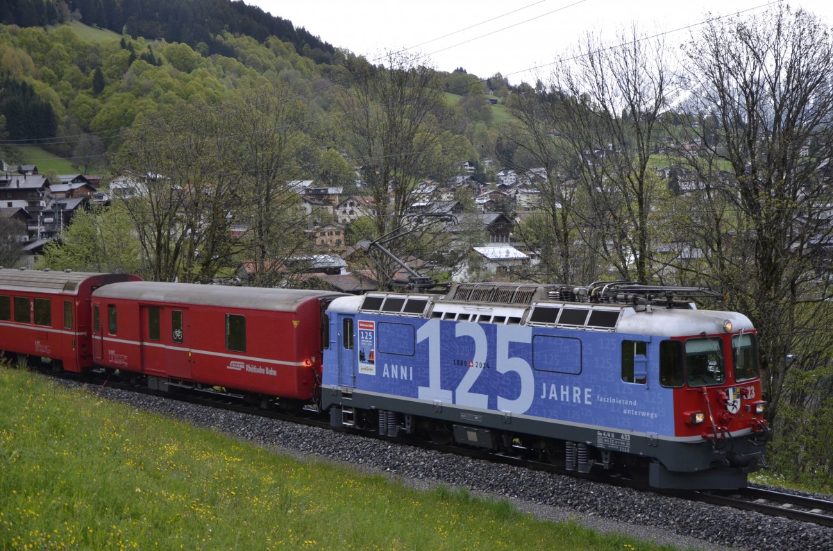 Ge 4/4 II Nr. 623 mit Beklebung für das RhB-Jubiläum auf der Fahrt von Scuol Tarasp nach Disentis am 13.05.2014 kurz hinter der Station Klosters Dorf.