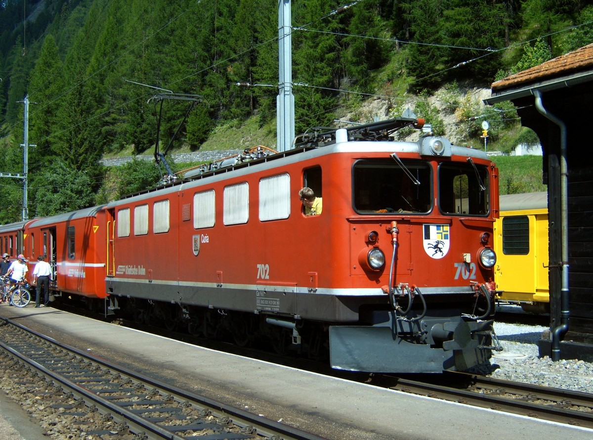 Ge 6/6 II Nr.702  Curia  steht in Berg�n am 04.09.2005. Der Lokf�hrer wartet geduldig auf die Verladung der Fahrr�der. 
