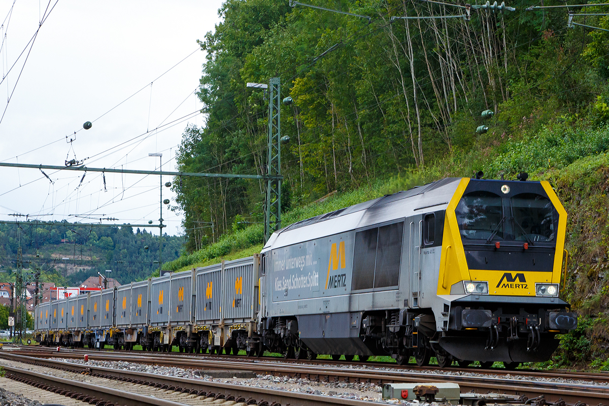 
Geballte Dieselpower auf der Gäubahn... 
Die Voith Maxima 40CC der Heinrich Mertz Kies- u. Sandwerke, die 264 013-4 (92 80 1264 013-4 D-MERTZ), fährt am 09.09.2017 mit ihrem Kieszug (20´Container mit Kies) durch Horb in Richtung Singen.