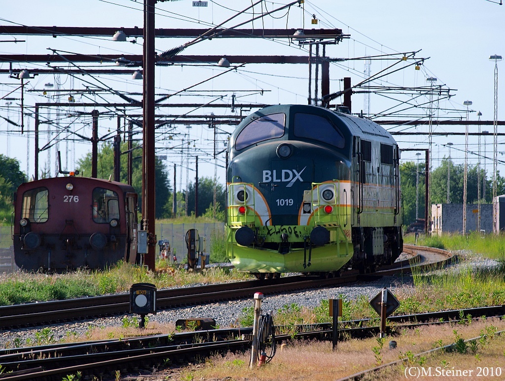 Gebaut unter der NR.2459 wurde die MX 1019 1961 in Dienst gestellt, sie schied nach 28 Betriebsjahren im Jahre 1989 aus dem DIenst bei der DSB aus. Seit 2009 gehört sie der BLDX und fährt in Dänemark umher. Hier konnte ich sie bei der Ausfahrt in Paborg aufnehmen als sie sich auf den Weg zur Abholung eines Gz machte. 04.06.2010