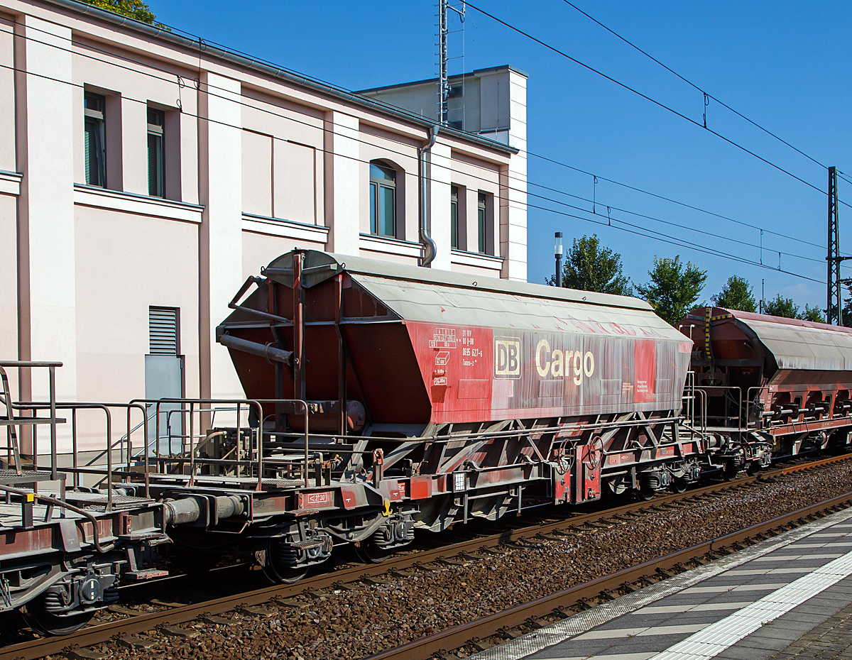Gedeckte Sch�ttgutwagen mit schlagartiger Schwerkraft-Mittenentladung, mechanischem Klappenverschlusssystem und vier Rads�tzen, der Gattung Taoos-z 894, UIC 31 80 0695 627-6 D-DB, der DB Cargo AG am 19.09.2018 im Zugverband bei der Durchfahrt im Hbf Brandenburg an der Havel.

Neben den gedeckten Sch�ttgutwagen mit dosierbarer Schwerkraftentladung stellt die DB Cargo auch Fahrzeuge f�r die gleismittige, schlagartige Entladung zur Verf�gung. Der besondere Vorteil dieser Wagen ist die staubarme Be- und Entladung.

Diese Wagen sind f�r den Transport von n�sseempfindlichen Sch�ttg�tern, insbesondere von korrosiv wirkenden Ladeg�tern wie z. B. D�ngemitteln, Salz und Kali vorgesehen.Der in vier zusammenh�ngende Kammern gegliederte Ganzstahl-Wagenkasten aus korrosionstr�gen Blechen und das aus �u�eren L�ngs- und Quertr�gern bestehende Untergestell sind als Schwei�konstruktion ausgebildet. Begrenzt werden die Kammern im mittleren Bereich von senkrechten Seiten- und Trennw�nden sowie den zu 60� gegen die Horizontale geneigten Stirnw�nden. Im unteren Teil bilden die Begrenzungsfl�chen pyramidenf�rmige Auslauftrichter gleicher Neigung. Leitbleche an den Sto�kanten runden die Trichter aus und beg�nstigen das Auslaufen des Ladegutes.

Die Entladung erfolgt wahlweise durch Bet�tigen von zwei Handr�dern, die seitlich in Wagenmitte oberhalb des Langtr�gers angebracht sind. Neben schlagartiger Entleerung gestattet der Wagen auch ein bedingt dosierbares Entladen. Be- und Entladung verlaufen weitgehend staubarm. Staubminderndes Entladen wird vor allem durch die Gestaltung und Lage der Schieber bewirkt, die bis auf 200 mm �ber SO heran gef�hrt werden und auch anpassungsf�hig an spezielle, station�r installierte Absaugeinrichtungen sind.

Das Entfernen von Ladegutresten in der Be- oder Entladestra�e ist nur durch leichte Gummihammerschl�ge auf die �u�eren Beh�lterwandungen gestattet oder durch den Einsatz von Pressluftlanzen im Laderaum! Der Wagen darf nur mit geschlossenem Dach und geschlossenen Schwenkschiebern bef�rdert werden.

Die Taoos-z 894 entstanden durch Umbau der von der DR beschafften Uaoos-y 948. 1995 werden im Werk Zwickau 331 Wagen umgebaut. Sie erhalten dabei ge�nderte Oberk�sten mit einer durchgehenden Belade�ffnung und mit von der B�hne aus zu bedienendem Schwenkdach. Urspr�nglich wurde der Laderaum mit vier Dachklappen verschlossen.


TECHNISCHE DATEN:
Spurweite: 1.435 mm
L�nge �ber Puffer: 16.000 mm
Drehzapfenabstand: 10.960 	mm
Achsabstand im Drehgestell: 1.800 mm
Drehgestell-Bauart: Y 25 (Cs) – 839
Wagenh�he: 4.130 mm
Laderaum:  67,0 	m�
L�nge der Belade�ffnung: 10.120 mm
Breite der Belade�ffnung: 1.200 mm
Eigengewicht: 24.200 kg
H�chstgeschwindigkeit:  100  km/h (beladen) / 120 km/h (leer)
Maximales Ladegewicht: 55,5 t (Streckenklasse C oder h�her)
Kleinster bef. Gleisbogenradius: 75 m
Bauart der Bremse: KE-GP
Handbremse: nein
Umgebaut aus: Uaoos-y 948
Intern. Verwendungsf�higkeit: RIV
