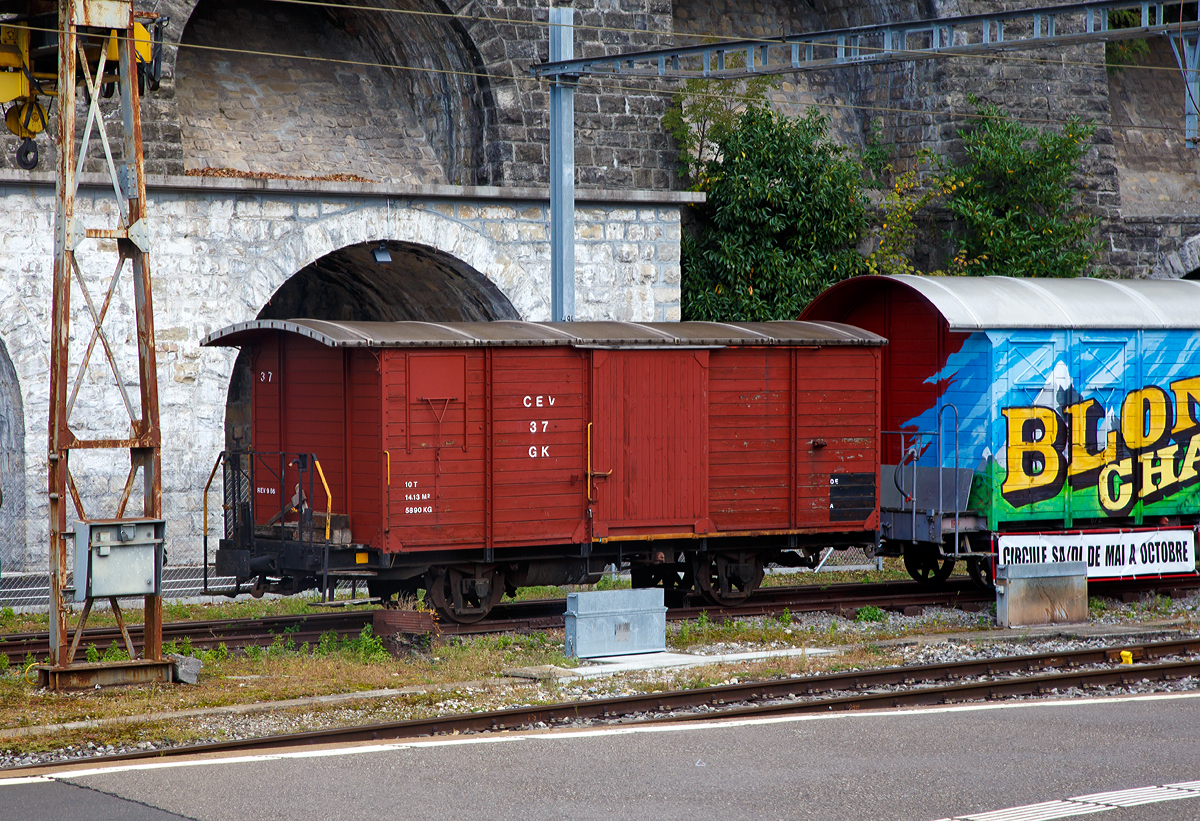 
Gedeckter 2-achsige Güterwagen Gk 37 der CEV (heute MVR) am 16.09.2017 in Vevey.

Der Wagen wurde 1905 gebaut, hat ein Eigengewicht von 5.890 kg, eine Zuladung vom max. 10 t, eine Ladefläche von 14,13 m³ und eine zul. Höchstgeschwindigkeit von 45 km/h. 