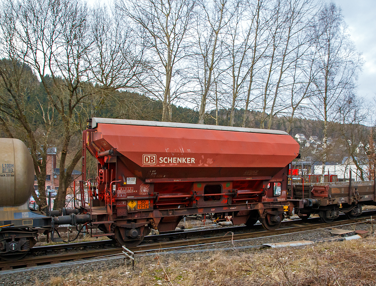 Gedeckter Schüttgutwagen mit dosierbarer Schwerkraftentladung und zwei Radsätzen 21 80 0734 604-0 D-DB, der Gattung Tds 937, der DB Cargo AG am 06.02.2017 in Herdorf, im Zugverband eines Übergabezuges der KSW.

Der Wagen trägt außerdem einen Aufkleber der Firma YARA Rostock, das zum norwegischen Konzern Yara International gehört. Yara ist ein Hersteller und Anbieter von Chemikalien und Industriegasen wie Dünger, Harnstoff, Nitraten und Ammoniak. Das Unternehmen entstand 2004 durch Abtrennung vom Unternehmen Hydro Agri, einem Firmenbereich von Norsk Hydro.

Sie besitzen eine gleisseitige, dosierbare Entladeeinrichtung. Ein Innenanstrich erhöht bei den meisten der Fahrzeuge den Gebrauchswert, insbesondere durch den Schutz vor Verunreinigungen, Möglichkeiten des Transportes von Lebensmitteln, günstigeres Entladeverhalten (Rutschverhalten) bei schwer fließenden Gütern sowie durch verbesserten Korrosionsschutz bei aggressiven Ladegütern.

Der Wagen ist für den Transport von nässeempfindlichen Schüttgütern aller Art, wie z. B. Salze und Düngemittel, vorgesehen. Sie besitzen eine gleisseitige, dosierbare Entladeeinrichtung. Ein Innenanstrich erhöht bei den meisten der Fahrzeuge den Gebrauchswert, insbesondere durch den Schutz vor Verunreinigungen, Möglichkeiten des Transportes von Lebensmitteln, günstigeres Entladeverhalten (Rutschverhalten) bei schwer fließenden Gütern sowie durch verbesserten Korrosionsschutz bei aggressiven Ladegütern. Der Transport grobkörniger oder kantiger, schwerer Güter (z. B. Kies, Schlacke, Schotter) ist wegen einer möglichen Beschädigung der Innenbeschichtung nicht zulässig.

Das Untergestell und der Wagenkasten sind als Schweißkonstruktion unter Verwendung von Walzprofilen und Blechen hergestellt. Beide Teile sind miteinander verschweißt. Der Wagen besitzt zwei Bühnen, die von beiden Seiten zugänglich sind. Beide Bühnen sind mit einer Sprossenleiter versehen. Die Arbeitsbühne ist mit Handhebeln zur Betätigung der Wölbschieber, mit dem Handrad zur Öffnung des Daches und teilweise mit einer Feststellbremse und Notbremshahn ausgerüstet. Der Neigungsgrad des trichterförmigen Wagenkastens ermöglicht eine restlose selbsttätige Entladung. Die Entladung des Wagens erfolgt über Wölbschieber. Der Wagen ist mit einem einschaligen Hubschwenkdach ausgerüstet. Das Dach wird vor dem Schwenken angehoben und dann seitlich abgeschwenkt, wobei die gesamte Breite der Beladeöffnung freigegeben wird. Im geschlossenen Zustand ist das Dach gegen unbeabsichtigtes Verschwenken gesichert.

In diesen Wagen wird Ammoniumnitrat (Gefahrgutnummer 50/1942) zur Sprengstoff Herstellung zur Fa. Dynamit Nobel Defence nach Burbach-Würgendorf gefahren (hier ist er leer).  Ammoniumnitrat ist der Stoff  von dem ca. 2.750 Tonnen im Hafen von Beirut am 4. August 2020 explodierten und zur der bekannten gewaltigen Explosionskatastrophe führten. 

TECHNISCHE DATEN:
Spurweite: 1.435 mm
Achsanzahl: 2
Länge über Puffer: 9.640 mm
Achsabstand: 6.000 mm
Laufraddurchmesser: 1.000 mm (neu)
Wagenhöhe: 4.198mm
Größe der Beladeöffnung Länge x Breite: 8.000 x 1.200 mm
Laderaum: 38 m³
Eigengewicht: 12.700 kg
Höchstgeschwindigkeit: 100 km/h (beladen) / 120 km/h (leer)
Maximales Ladegewicht: 26,5 t  ab Streckenklasse C
Kleinster bef. Gleisbogenradius: 35 m
Bauart der Bremse: KE-GP
Intern. Verwendungsfähigkeit: RIV

