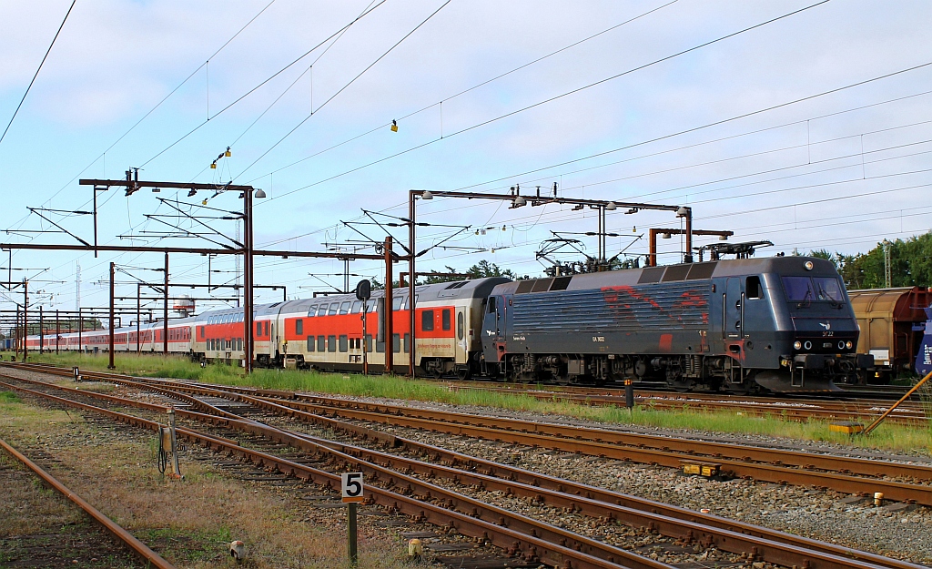 Gegen halb acht verließ der CN 1272 von Basel nach Kopenhagen den Grenzbahnhof Padborg gezogen von der DSB Litra EA 3022. 08.06.2013