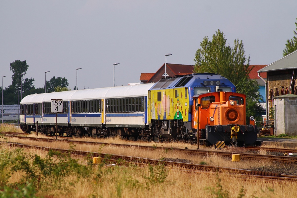 Gemeinsam mit 4 Connex Wagen wird die 251 003-0/MaK DE2700-03 von der northrail/NOB Köf 3 335 143-4 in die Abstellgruppe Husum-Nord gedrückt. 01.08.2014
